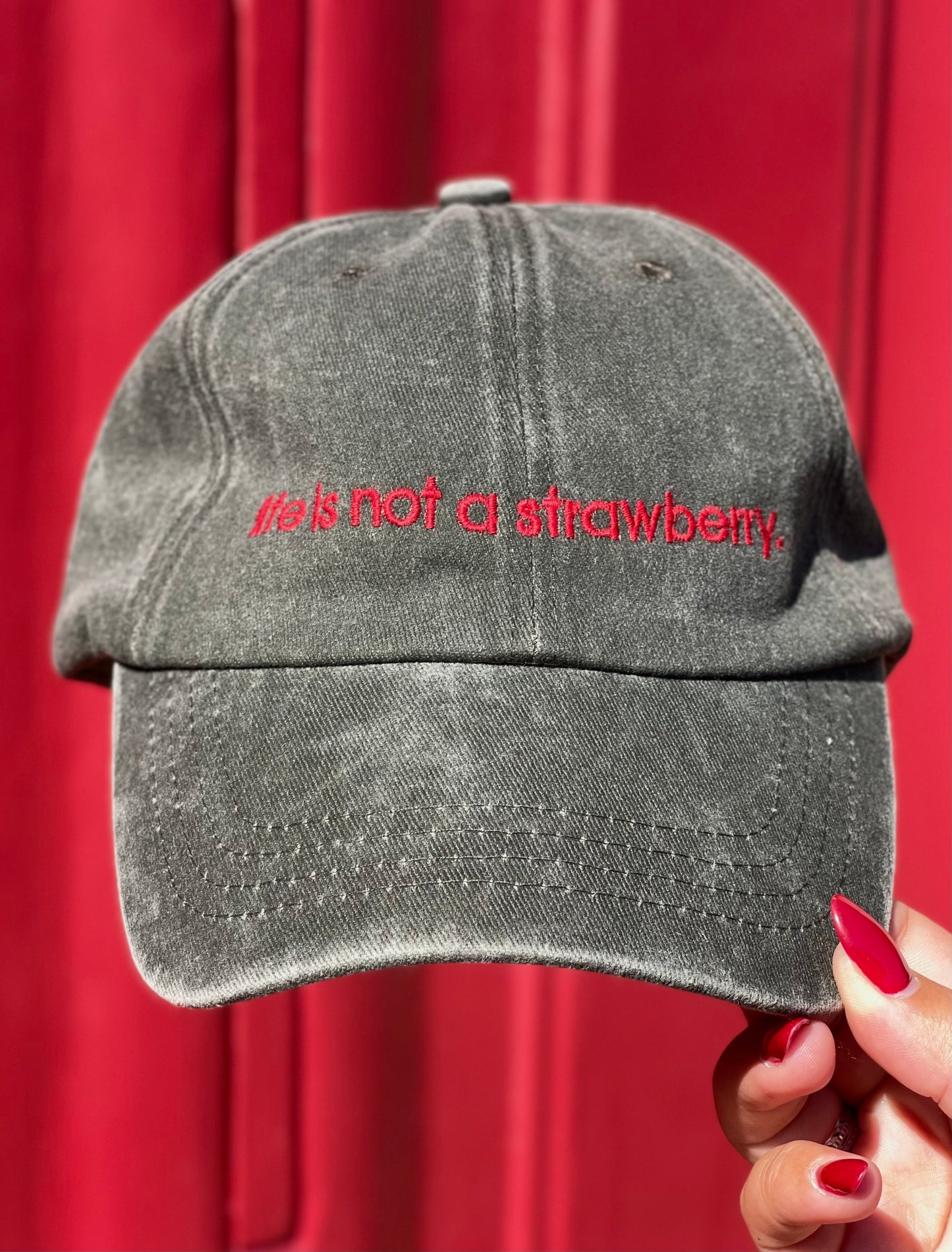 BONÉ STRAWBERRY
